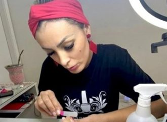 Após se frustrar como pastora, Andressa Urach vira manicure.  Saiba mais: