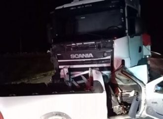 Colisão frontal entre caminhonete e caminhão mata duas mulheres