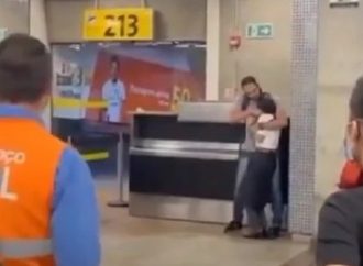 VÍDEO: Policial faz funcionária da Gol refém no Aeroporto de Guarulhos. Saiba mais: