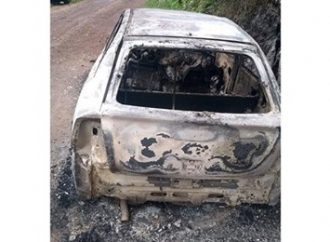 Corpo queimado é encontrado dentro de carro incendiado