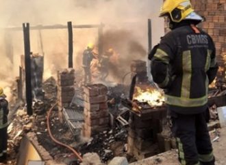 Incêndio em pensão no bairro Floresta, em Porto Alegre, deixa mulher ferida. Saiba mais: