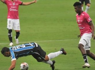 Grêmio desperdiça chances, volta a ser dominado e é eliminado na Libertadores