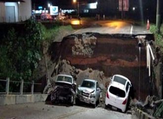 Cabeceira de ponte desaba com veículos que passavam pelo local em Santa Catarina.