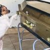 Cachorro chora e permanece ao lado de caixão durante velório de dona Saiba mais: