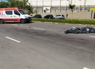 Motociclista morre após colisão entre carro e caminhão