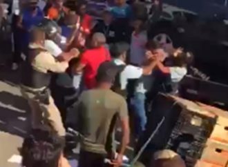 Vídeo: agressões a policiais terminam com tumulto generalizado e prisões na Ceasa, em Contagem