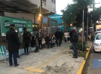 Idosos madrugam na fila para garantir 2ª dose da CoronaVac em Canoas