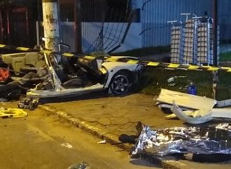 VÍDEO: motorista morre preso nas ferragens após carro colidir em poste