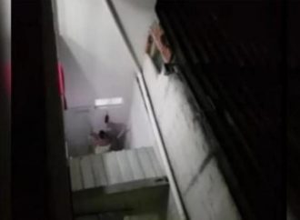 Mãe de ressaca espanca e ameaça de morte o próprio filho de 9 anos após ele fazer faxina errada; veja vídeo