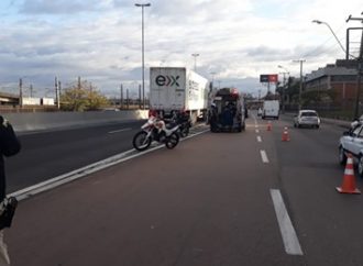 Motociclista fica ferido após colisão com carro na BR-116, em Canoas