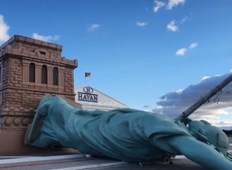 SUSTO: estátua de loja da Havan desaba com a força do vento