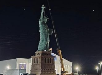 APÓS O SUSTO: estátua da Havan é recolocada após ser derrubada pelo vento