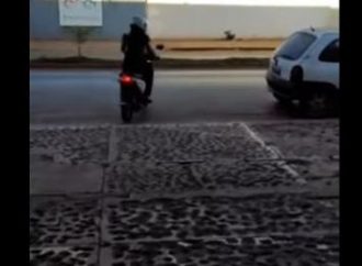 Mulher é atropelada ao deixar concessionária com moto nova e vídeo viraliza
