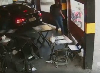 Carro de aplicativo invade pizzaria para fugir de assalto; vídeo impressionante Saiba mais: