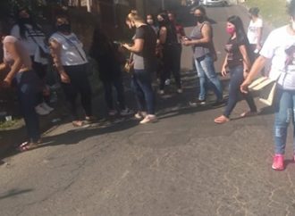 Familia de detentos fazem manifestação sobre a prioridade de vacinação. Saiba mais: