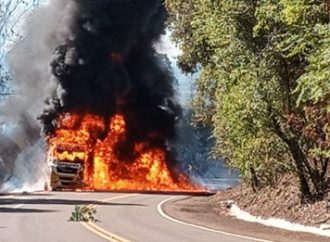 Rodovia é interditada após caminhão pegar fogo Veja as fotos: