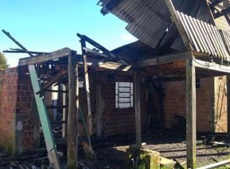 Incêndio destrói quatro casas em Caxias do Sul