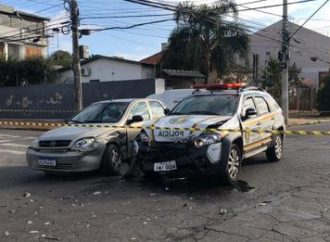 Motorista sem habilitação bate em viatura da Brigada Militar