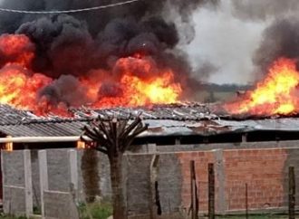 Mãe coloca fogo na casa da filha e dos netos