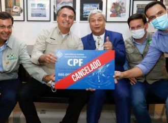 Bolsonaro comemora morte de Lázaro: “CPF cancelado”