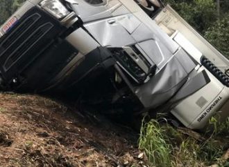 Motorista de caminhão morre após capotar na BR-116