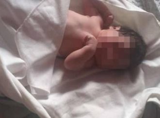 Bebê recém nascida é encontrada jogada na rua com frio