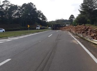 Caminhão tomba e bloqueia a BR-386