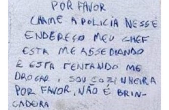 Mulher assediada pelo chefe pede socorro em guardanapo.