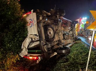 Acidente agora a noite com ambulância na Freeway