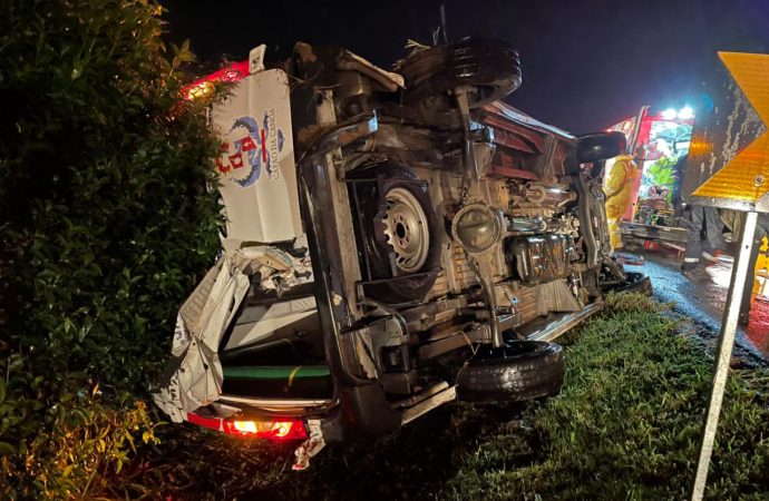 Acidente agora a noite com ambulância na Freeway