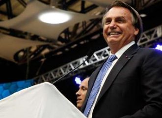 Boletim médico diz que Bolsonaro passa bem e permanece evoluindo