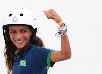 Rayssa Leal, uma skatista “fadinha”, é prata e se torna a brasileira mais jovem da história a subir no pódio em Olímpiadas