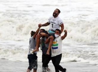 Italo Ferreira ganha primeiro ouro do surfe e do Brasil na Olimpíada