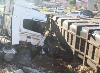 Caminhão desgovernado atropela motociclista e destrói parada de ônibus