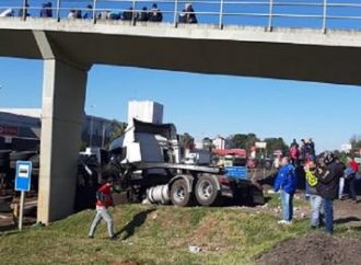 Morre motociclista atingido por caminhão desgovernado na BR-386