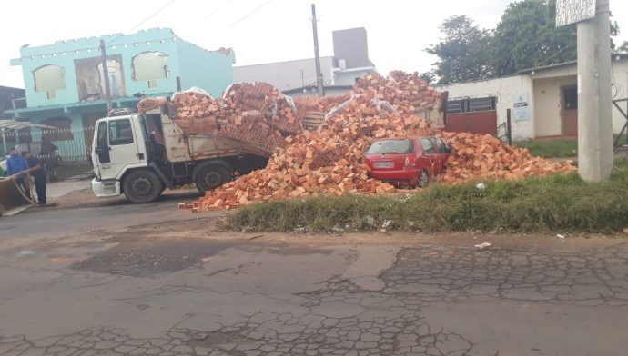 SUSTO: Carga de tijolos cai em cima de carro em Cachoeirinha