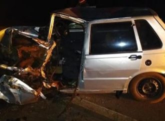 Motorista de carro morre após colidir frontalmente com caminhão