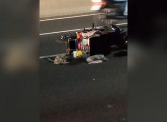 Motociclista morre após cair e ser atropelado por caminhão
