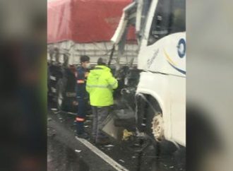 ônibus e dois caminhões colidem na divisa entre Canoas e Nova Santa Rita