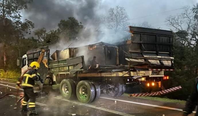Dois caminhões pegam fogo na Freeway após colisão