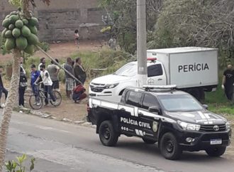 Corpo de mulher é encontrado em terreno baldio