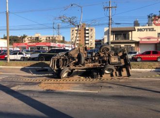 Motorista é executado a tiros e veículo capota na Avenida Sertório