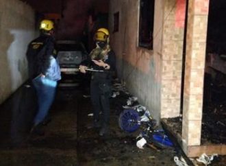 Pai mata filha de 13 anos, esfaqueia filho e incendeia casa