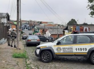 Homem dorme no banco de trás de carro e é morto a tiros