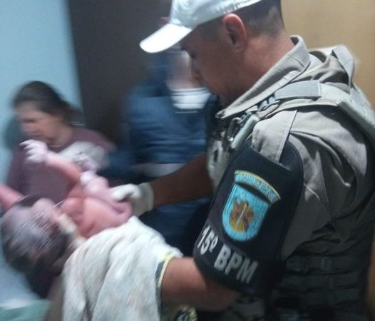 Bebê não espera chegar no hospital e policiais de Canoas fazem parto de emergência