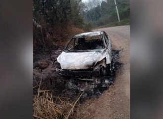 VIOLÊNCIA: polícia encontra homem morto a tiros perto de carro queimado