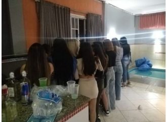 OLHA ESSA | Polícia acaba com festa no motel que tinha mais de 50 pessoas