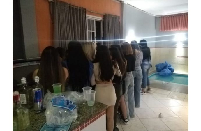 OLHA ESSA | Polícia acaba com festa no motel que tinha mais de 50 pessoas