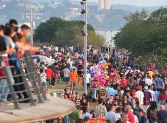 Sol e calor geram grandes aglomerações em parques e orla de Porto Alegre