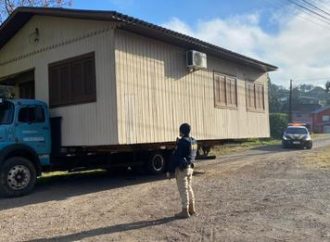 Carro colide em caminhão que transportava uma casa, na Serra Gaúcha